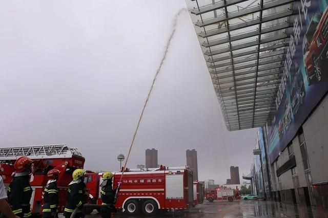 大跨度钢结构建筑火灾,应使用（大跨度钢结构建筑火灾应急演练）