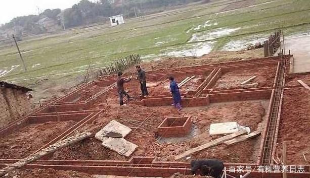 农村建房基础怎么做最好省钱（农村建房地基选材技巧农村建房施工团队选择指南）