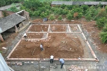 农村建房基础怎么做最好省钱（农村建房地基选材技巧农村建房施工团队选择指南）