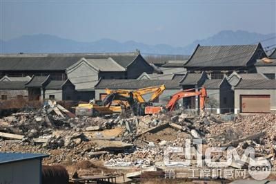 北京 别墅 违建拆除（北京怀柔区雁栖湖景区畔存在一处违规建设的“豪宅”）