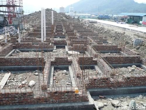 砖混建筑承重墙下一般采用什么基础材料（农村自建房地基选择指南，条形基础施工要点解析）